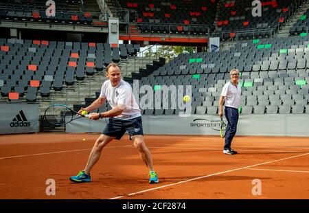 Hamburg, Deutschland. September 2020. Andy Grote (SPD, l), Hamburgs Sportsenator und Alexander Otto, Unternehmer und Mäzen der Künste, spielen bei der Eröffnung der modernisierten Tennisanlage im Hamburger Rothenbaum. Quelle: Axel Heimken/dpa/Alamy Live News Stockfoto