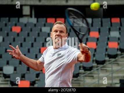 Hamburg, Deutschland. September 2020. Andy Grote (SPD, l), Hamburgs Sportsenator, spielt bei der Eröffnung der modernisierten Tennisanlage im Hamburger Rothenbaum. Quelle: Axel Heimken/dpa/Alamy Live News Stockfoto