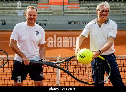 Hamburg, Deutschland. September 2020. Andy Grote (SPD, l), Hamburgs Sportsenator und Alexander Otto, Unternehmer und Mäzen der Künste, eröffnen die modernisierte Tennisanlage im Hamburger Rothenbaum. Quelle: Axel Heimken/dpa/Alamy Live News Stockfoto