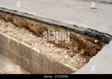 Straßengraben und Querschnitt der Straße und Aushub Baustelle mit Schichten aus Kies Sand und Asphalt Als städtische Infrastruktur Stockfoto