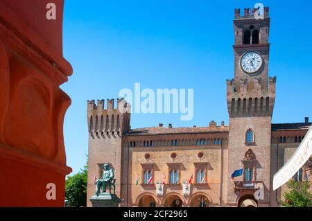 Italien, Lombardei, Busseto, Giuseppe Verdi Denkmal von Luigi Secchi Datum 1913 Hintergrund Rocca Pallavicino Stockfoto