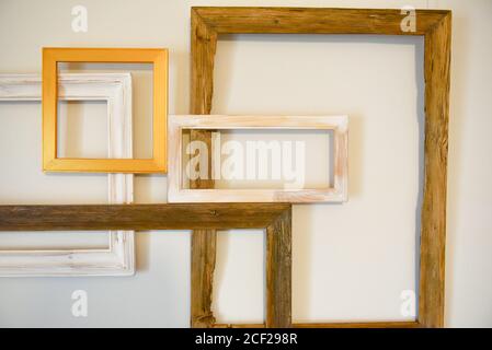 Satz leerer Bilderrahmen mit freiem Platz im Inneren, isoliert auf hellem Hintergrund. Stockfoto