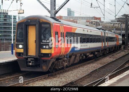 Manchester, Großbritannien - 29. August 2020: Ein EMR (East Midlands Railway) semi-schnellen Zug am Manchester Piccadilly Bahnhof Bahnsteig 13. Stockfoto