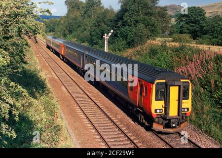 Edale, Großbritannien - 1. September 2020: Ein EMR (East Midlands Railway) semi-schnellen Zug nach Manchester Richtung. Stockfoto