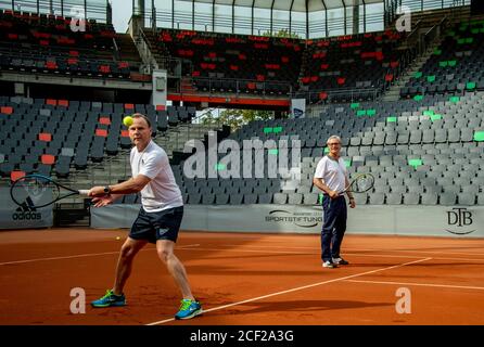 Hamburg, Deutschland. September 2020. Andy Grote (SPD, l), Hamburgs Sportsenator und Alexander Otto, Unternehmer und Mäzen der Künste, spielen bei der Eröffnung der modernisierten Tennisanlage im Hamburger Rothenbaum. Quelle: Axel Heimken/dpa/Alamy Live News Stockfoto