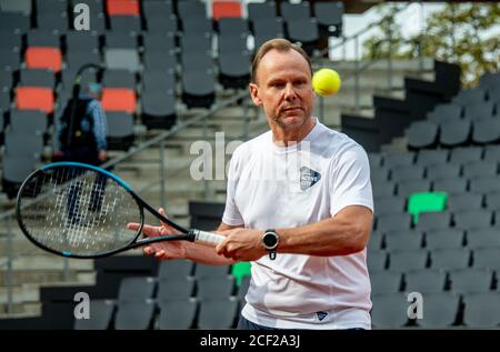 Hamburg, Deutschland. September 2020. Andy Grote (SPD, l), Hamburgs Sportsenator, spielt bei der Eröffnung der modernisierten Tennisanlage im Hamburger Rothenbaum. Quelle: Axel Heimken/dpa/Alamy Live News Stockfoto