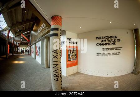 Hamburg, Deutschland. September 2020. Medienvertreter besuchen den neu gestalteten "Walk of Champions" bei der Eröffnung der modernisierten Tennisanlage im Hamburger Rothenbaum. Quelle: Axel Heimken/dpa/Alamy Live News Stockfoto