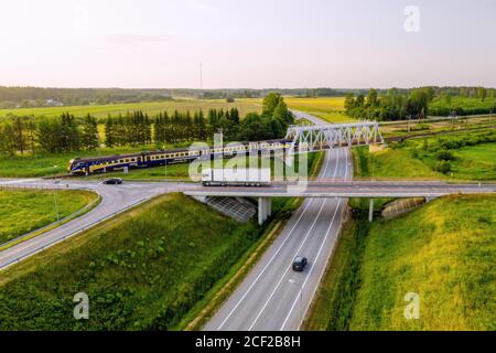 Luftaufnahme der mehrstufigen Kreuzung der lettischen Nationalstraße A1 (Teil der Europastraße E67 - Via Baltica) in der Nähe von Skulte, Lettland Stockfoto