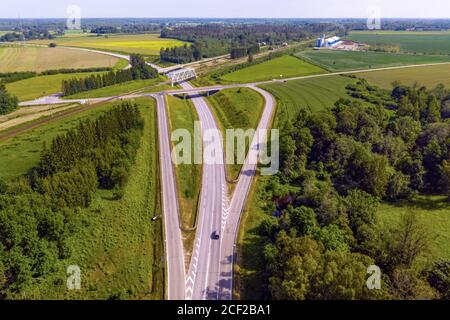 Luftaufnahme der mehrstufigen Kreuzung der lettischen Nationalstraße A1 (Teil der Europastraße E67 - Via Baltica) in der Nähe von Skulte, Lettland Stockfoto