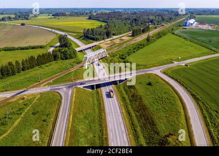 Luftaufnahme der mehrstufigen Kreuzung der lettischen Nationalstraße A1 (Teil der Europastraße E67 - Via Baltica) in der Nähe von Skulte, Lettland Stockfoto