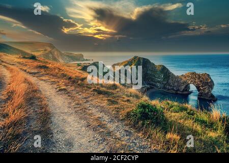 Durdle Door Beach in England. Pfad im Freien, echte englische Klippen in der Nähe von Durdle Door, bevorzugter englischer Strand. Stockfoto