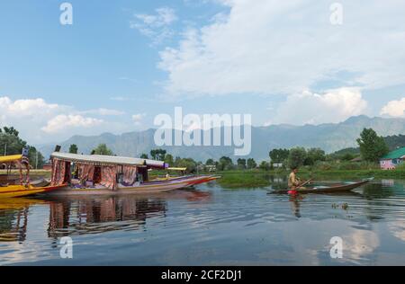 1 Jul 2017, Srinagar, Kashmir, Indien : Shikar eine Art von Holzboot und Touristen auf Dal See Stockfoto