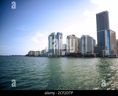 Warmes Aussehen der Gebäude in Brickell Miami, Florida, Kontrast-Look der Hochhäuser, warmes Aussehen einer Stadt in Miami, Reflexion der Hochhäuser und Sonne in wate Stockfoto