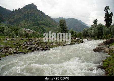 Jhelum River ist ein Fluss in Nordindien und im Osten Pakistans, Pahalgam, Jammu Kashmir, Indien Stockfoto
