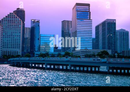 Blick auf Brickell Gebäude neben der Brickell Key Drive Brücke mit der Reflexion des Sonnenuntergangs in Miami, Florida, Reflexion des Sonnenuntergangs o Stockfoto