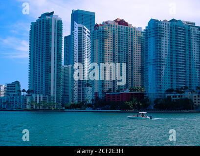 Gebäude in Brickell neben dem Miami South Channel, weite Aufnahme der Skyline von Brickell in der Nähe des Miami South Channel, Architektur der Brickell Ave duri Stockfoto