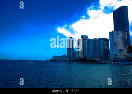 Blick auf Gebäude neben dem Miami South Channel in Brickell Miami, Florida mit blauem Himmel, Skyline von Brickell in der Nähe des Miami South Channel mit Stockfoto