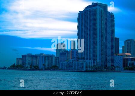 Hochhäuser neben dem Miami South Channel in Brickell Miami, Florida, Gebäude in der Brickell Gegend in der Nähe des Miami South Channel, Skyline von bui Stockfoto