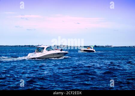 Miami, Florida/USA, 07/17/2020 - Menschen auf Booten im Miami South Channel nahe der Küste von Brickell Key in Miami, Boote nahe der Küste von Brickell Stockfoto