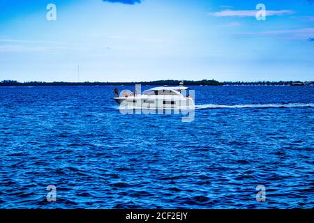 Miami, Florida/USA, 07/17/2020 - Menschen auf einem Boot im Miami South Channel nahe der Küste von Brickell Key in Miami, Menschen auf einer Yacht nahe der Küste Stockfoto