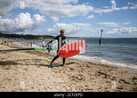 Windsurfer an der Küste von Avon Beach, Mudeford, Dorset, England, Vereinigtes Königreich Stockfoto