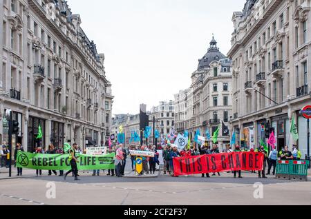 London, Großbritannien. September 2020. Extinction Rebellion Demonstranten richten einen Straßenblock an der Kreuzung von Regents Street und Oxford Street ein. Frustriert über das Versagen der Regierung, auf die Klima- und ökologische Notlage zu reagieren, protestiert XR weiterhin für den Wandel. Der Climate and Ecological Emergency Bill (CEE Bill) ist der einzige konkrete Plan, der zur Bewältigung dieser Krise zur Verfügung steht. XR fordern die Regierung Jetzt handeln und diese Gesetzgebung annehmen. Quelle: Neil Atkinson/Alamy Live News. Stockfoto