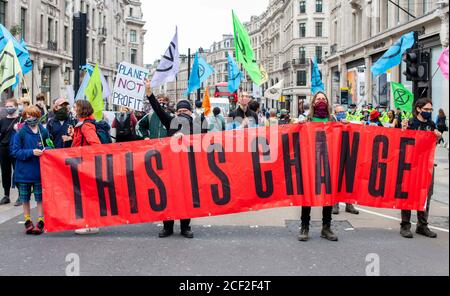 London, Großbritannien. September 2020. Extinction Rebellion Demonstranten blockieren den Straßenverkehr an der Kreuzung von Regents Street und Oxford Street. Frustriert über das Versagen der Regierung, auf die Klima- und ökologische Notlage zu reagieren, protestiert XR weiterhin für den Wandel. Der Climate and Ecological Emergency Bill (CEE Bill) ist der einzige konkrete Plan, der zur Bewältigung dieser Krise zur Verfügung steht. XR fordern die Regierung Jetzt handeln und diese Gesetzgebung annehmen. Quelle: Neil Atkinson/Alamy Live News. Stockfoto