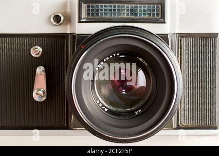 Vintage Fotokamera mit optischem Objektiv und Blendenlamellen, Vorderansicht als Symbol. Alte Retro-Geräte Hintergründe Stockfoto