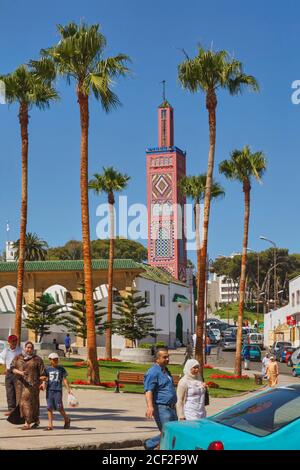 Tanger, Präfektur Tanger-Asilah, Marokko. Sidi Bou Abib Moschee in Grand Socco. Offiziell bekannt als Place du Grand 9 Avril 1947. Stockfoto