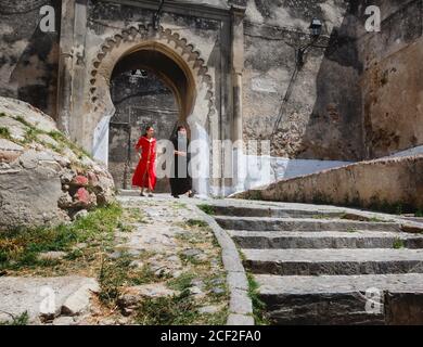 Tanger, Präfektur Tanger-Asilah, Marokko. Bab el-Assa oder Bab el-Assa. Das Assa-Tor führt in den Place de la Kasba oder Place de la Kasbah. Stockfoto