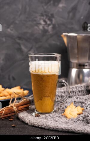 Kürbis süß würziger Latte mit Herbstkeks Stockfoto