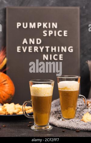 Kürbis süß würziger Latte mit Herbstkeks Stockfoto