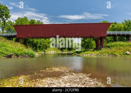 Eine alte rote überdachte Brücke über einen Fluss. Stockfoto