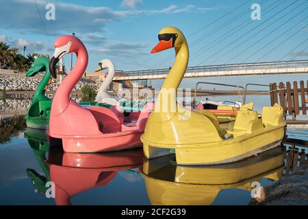 Pedalos am Fuengirola Fluss, Provinz Málaga, Spanien. Stockfoto
