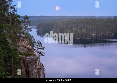 Mood Mondlicht Landschaft mit ruhigen Wald und See im Sommer Nacht in Finnland Stockfoto