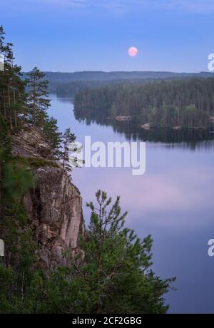 Mood Mondlicht Landschaft mit ruhigen Wald und See im Sommer Nacht in Finnland Stockfoto