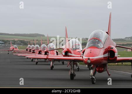 Prestwick, Ayrshire, Schottland, 31 Aug 2013 Rote Pfeile zeigen Team landen in Prestwick, um auf dem Weg zur Port Rush Flugvorführung aufzutanken. Perfekt aufgereiht als Crew überprüfen das Flugzeug und bereiten für Display, Piloten & Support-Crew Stockfoto