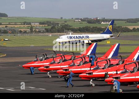 Prestwick, Ayrshire, Schottland, 31 Aug 2013 Rote Pfeile zeigen Team landen in Prestwick, um auf dem Weg zur Port Rush Flugvorführung aufzutanken. Perfekt aufgereiht als Crew überprüfen das Flugzeug und bereiten für Display, Piloten & Support-Crew Stockfoto