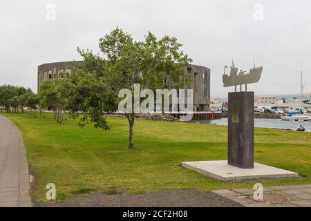 Akureyri, Island- August : Blick auf das Kultur- und Konferenzzentrum Hof. Modernes, rundes Gebäude im Stadtzentrum. Stockfoto