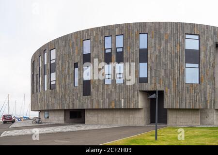 Akureyri, Island- August : Blick auf das Kultur- und Konferenzzentrum Hof. Modernes, rundes Gebäude im Stadtzentrum. Stockfoto