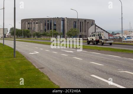 Akureyri, Island- August : Blick auf das Kultur- und Konferenzzentrum Hof. Modernes, rundes Gebäude im Stadtzentrum. Stockfoto