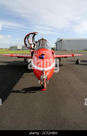 Prestwick, Ayrshire, Schottland, 31 Aug 2013 Rote Pfeile zeigen Team landen in Prestwick, um auf dem Weg zur Port Rush Flugvorführung aufzutanken. Perfekt aufgereiht als Crew überprüfen das Flugzeug und bereiten für Display, Piloten & Support-Crew Stockfoto