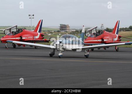 Prestwick, Ayrshire, Schottland, 31 Aug 2013 Rote Pfeile zeigen Team landen in Prestwick, um auf dem Weg zur Port Rush Flugvorführung aufzutanken. Perfekt aufgereiht als Crew überprüfen das Flugzeug und bereiten für Display, Piloten & Support-Crew Stockfoto