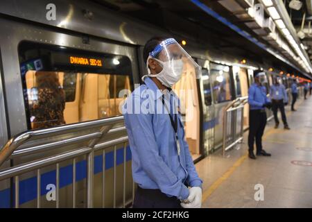 Martials tragen Gesichtsschilde gegen Covid-19 an einer U-Bahn-Station in Neu Delhi am Donnerstag, 03. September 2020. Die Metro-Verbindungen in ganz Indien werden ab September 07 schrittweise wieder aufgenommen, um die öffentlichen Verkehrsmittel vor dem Hintergrund der Covid-19-Fälle zu stärken. Es gibt 15 Metro-Netze im ganzen Land und etwa 2.7 Millionen Passagiere nutzten das Netz täglich vor der Pandemie. Foto: Sondeep Shankar Stockfoto