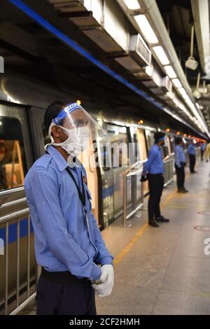 Martials tragen Gesichtsschilde gegen Covid-19 an einer U-Bahn-Station in Neu Delhi am Donnerstag, 03. September 2020. Die Metro-Verbindungen in ganz Indien werden ab September 07 schrittweise wieder aufgenommen, um die öffentlichen Verkehrsmittel vor dem Hintergrund der Covid-19-Fälle zu stärken. Es gibt 15 Metro-Netze im ganzen Land und etwa 2.7 Millionen Passagiere nutzten das Netz täglich vor der Pandemie. Foto: Sondeep Shankar Stockfoto