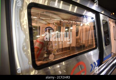 Ein Metro-Mitarbeiter Reinigung mit disinfactant in einem Bus gegen Covid-19 an einer U-Bahn-Station in Neu-Delhi am Donnerstag, 03. September 2020. Die Metro-Verbindungen in ganz Indien werden ab September 07 schrittweise wieder aufgenommen, um die öffentlichen Verkehrsmittel vor dem Hintergrund der Covid-19-Fälle zu stärken. Es gibt 15 Metro-Netze im ganzen Land und etwa 2.7 Millionen Passagiere nutzten das Netz täglich vor der Pandemie. Foto: Sondeep Shankar Stockfoto