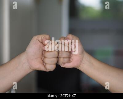 Two Woman Alternative Handshakes Fist Collision Bump Gruß in der Situation einer Epidemie covid 19, Coronavirus Stockfoto