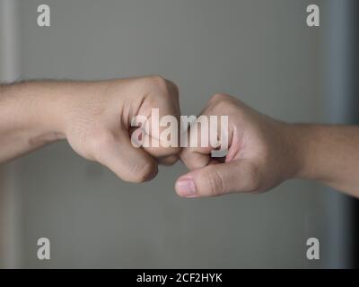 Two Woman Alternative Handshakes Fist Collision Bump Gruß in der Situation einer Epidemie covid 19, Coronavirus Stockfoto