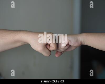 Two Woman Alternative Handshakes Fist Collision Bump Gruß in der Situation einer Epidemie covid 19, Coronavirus Stockfoto