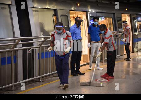 Metro-Mitarbeiter sprühen auf einer Station gegen Covid-19 an einer U-Bahn-Station in Neu-Delhi am Donnerstag, 03. September 2020. Die Metro-Verbindungen in ganz Indien werden ab September 07 schrittweise wieder aufgenommen, um die öffentlichen Verkehrsmittel vor dem Hintergrund der Covid-19-Fälle zu stärken. Es gibt 15 Metro-Netze im ganzen Land und etwa 2.7 Millionen Passagiere nutzten das Netz täglich vor der Pandemie. Foto: Sondeep Shankar Stockfoto